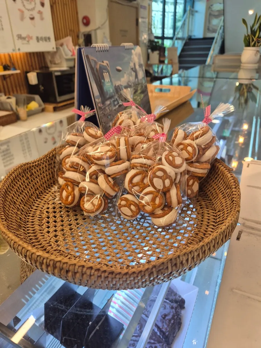 Sign announcing a free pretzel meringue cookie for reviews