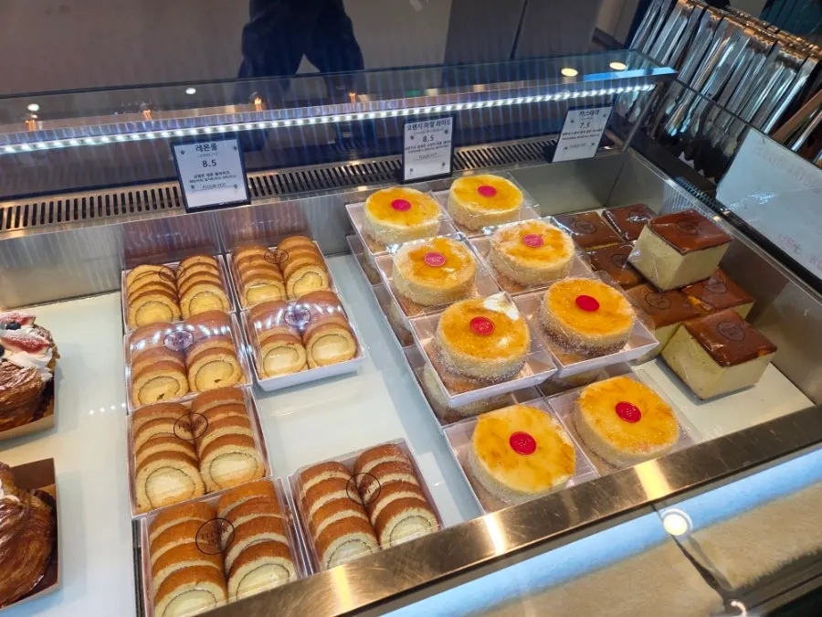 Display case with rotti buns and croissants