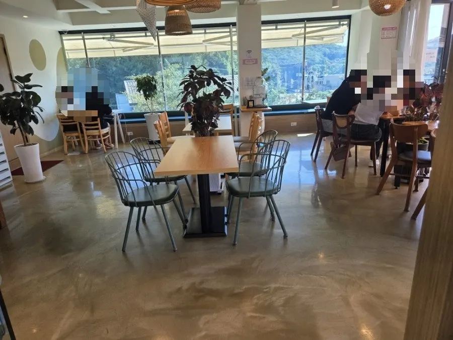 Terrace table and the surrounding scenery