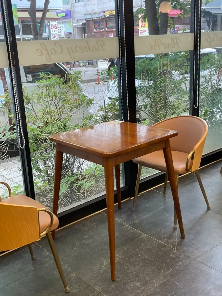 Café seating with 2-person tables and group seats