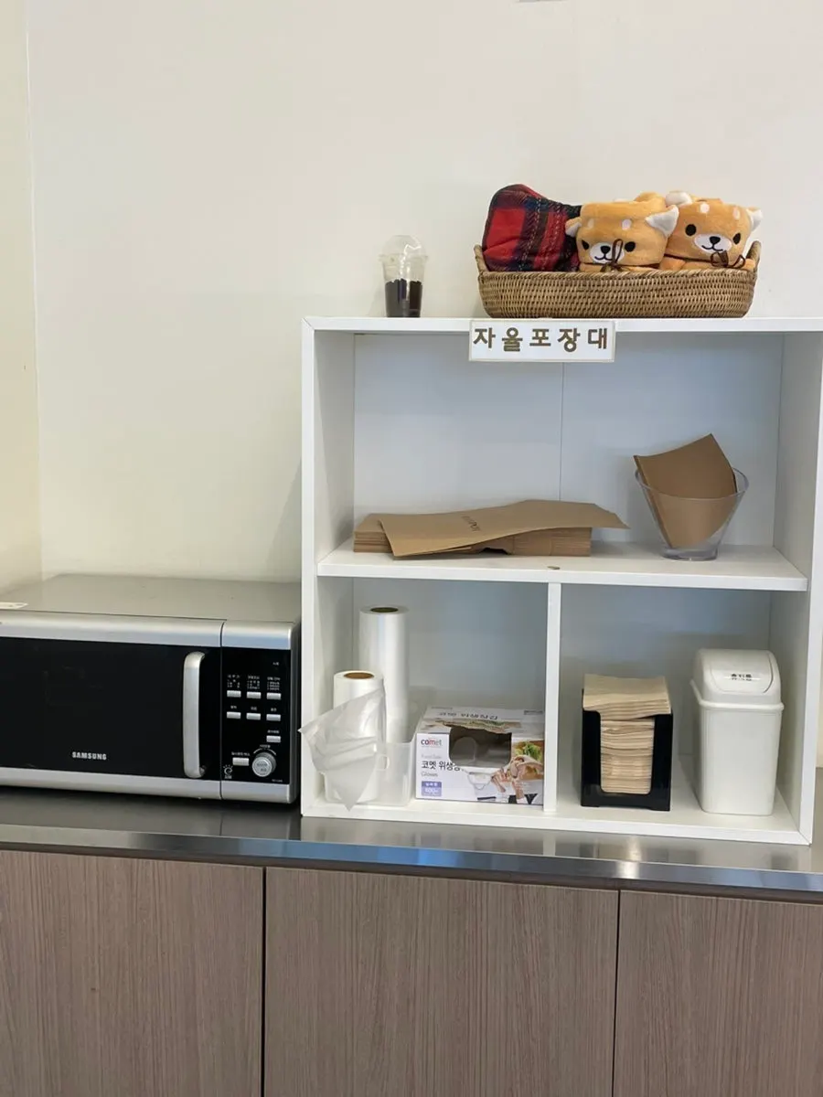 Flowerpot Cafe's self-packing station