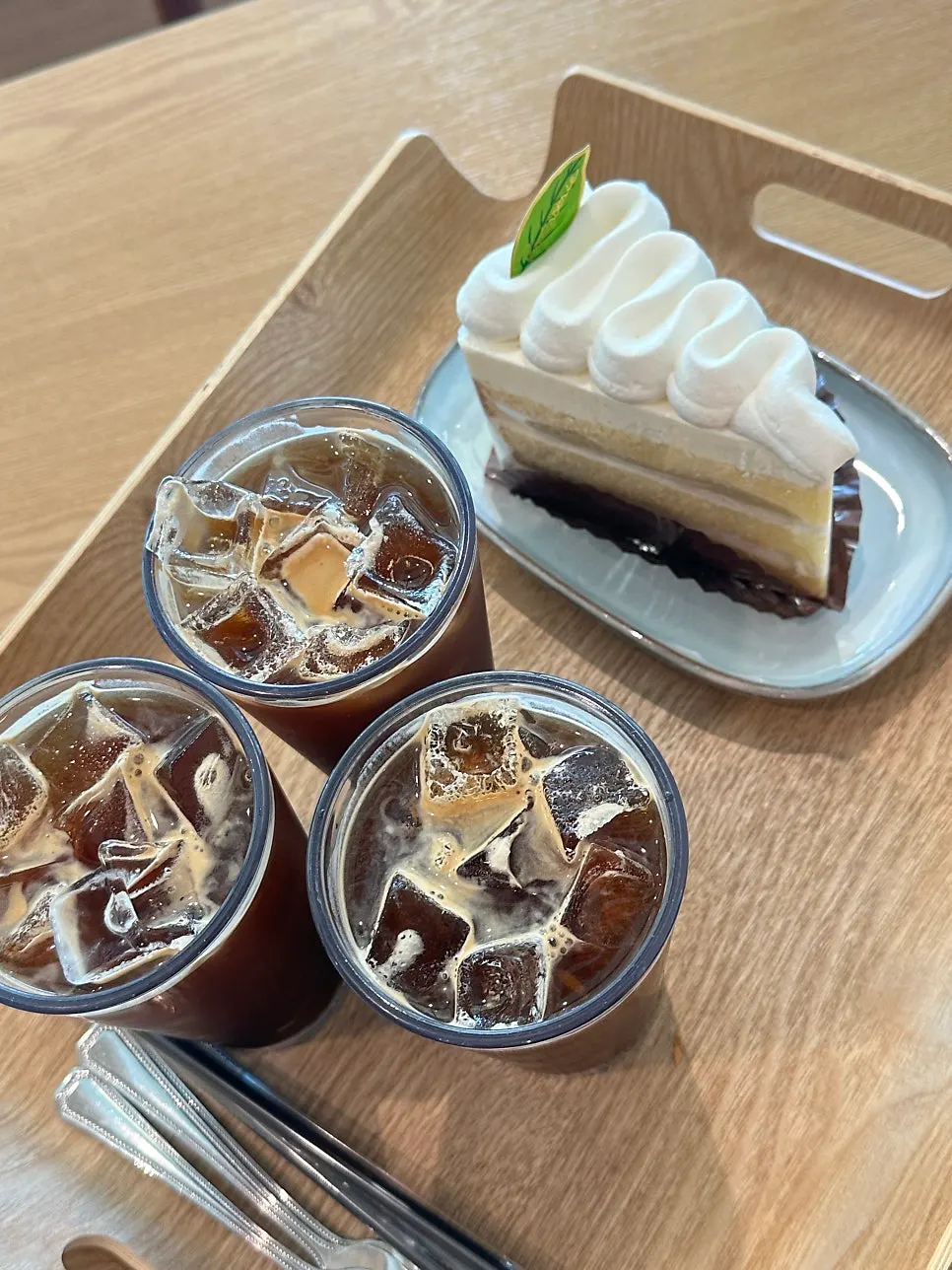 주문한 아메리카노와 생크림케이크가 놓인 테이블