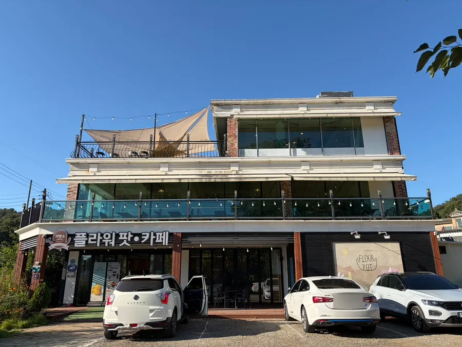 Exterior of the 3-story Flowerpot Cafe with a rooftop