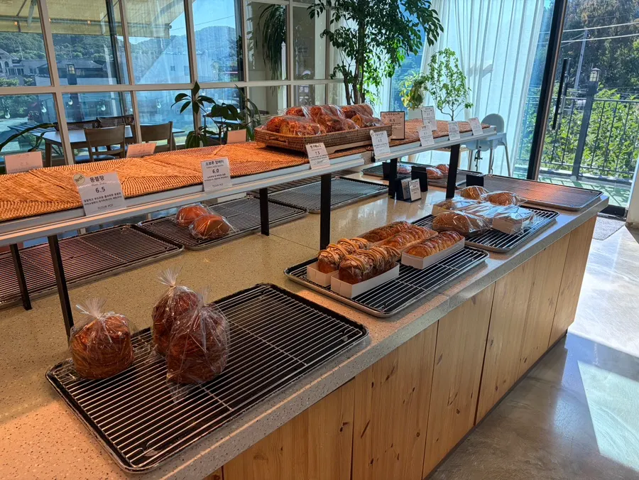Various breads on the bakery display shelf