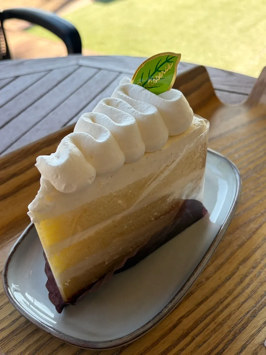 Iced americano, corn cream cheese bread, and fresh cream slice cake