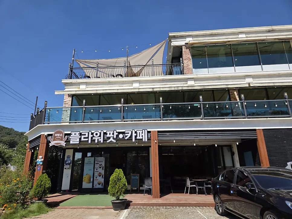 Exterior of Flowerpot Cafe & Bakery in Mulwang-dong, Siheung on a clear autumn day