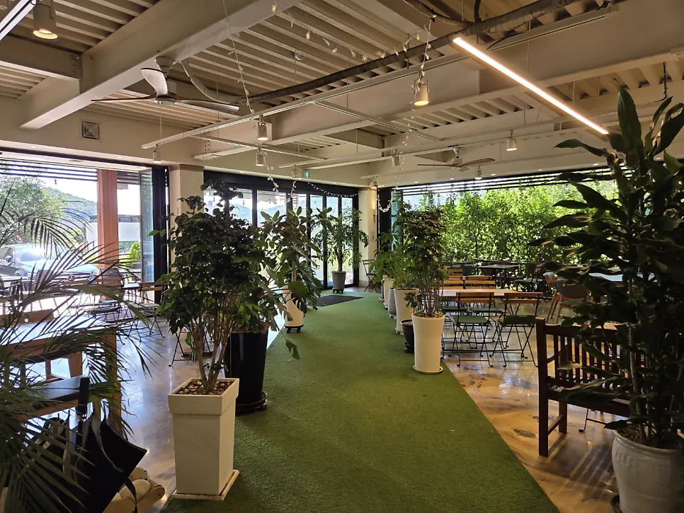 Full view of the three-story large-format Siheung café Flowerpot Cafe & Bakery