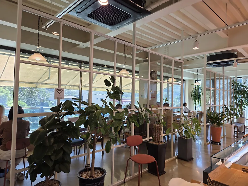 Second-floor order counter and bakery zone
