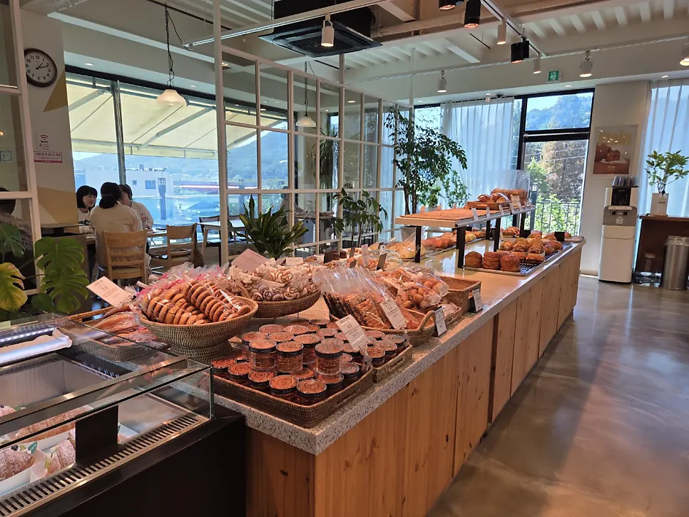 Bakery display of items made fresh daily at Flowerpot Cafe
