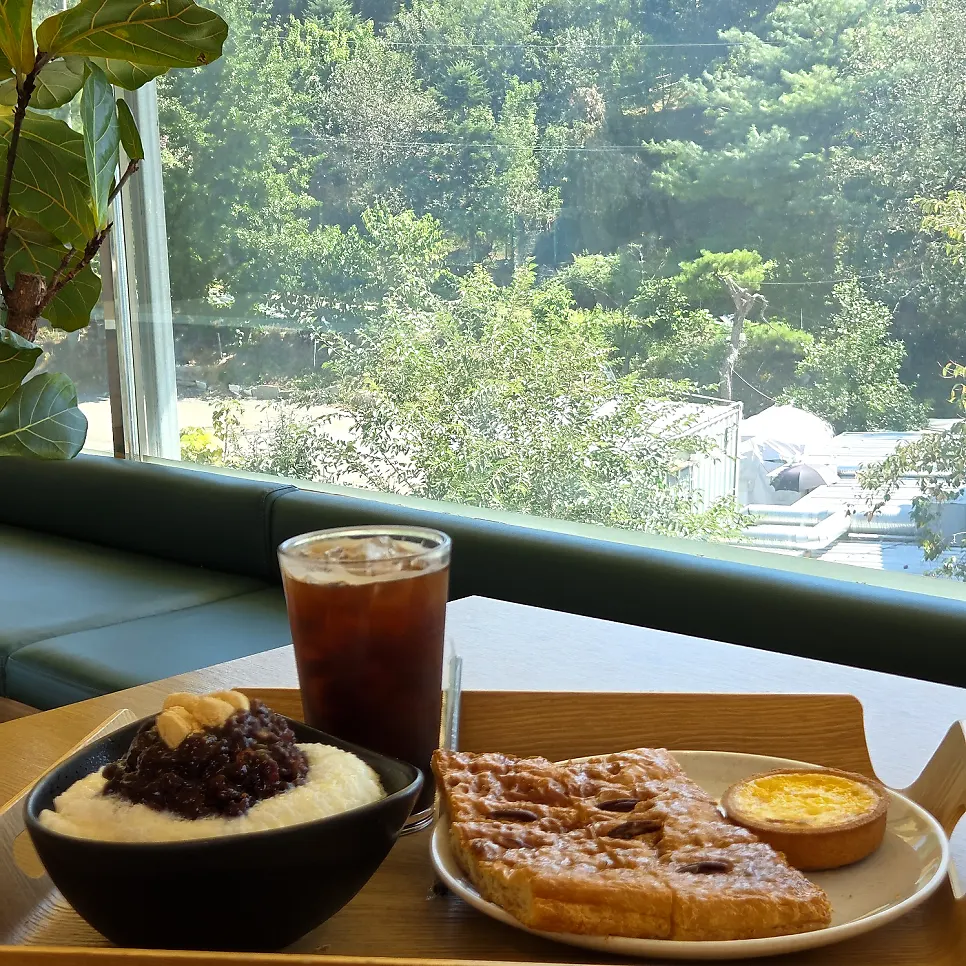 Table spread with the patbingsu set, alligator pastry, and egg tart