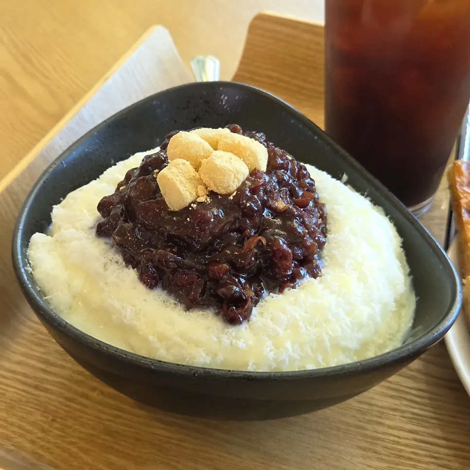 Flowerpot Cafe's patbingsu topped with red bean and injeolmi