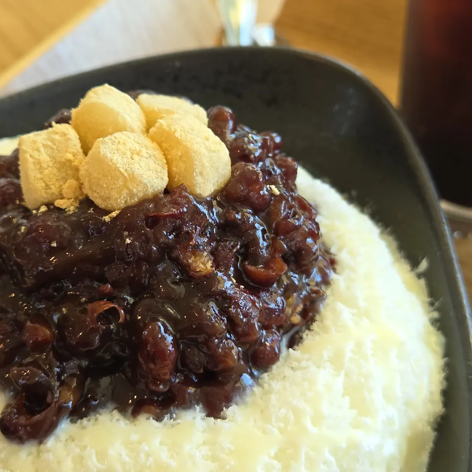 Close-up of the finely shaved milk ice patbingsu