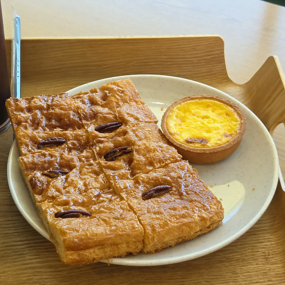 Alligator pastry and egg tart served pre-cut