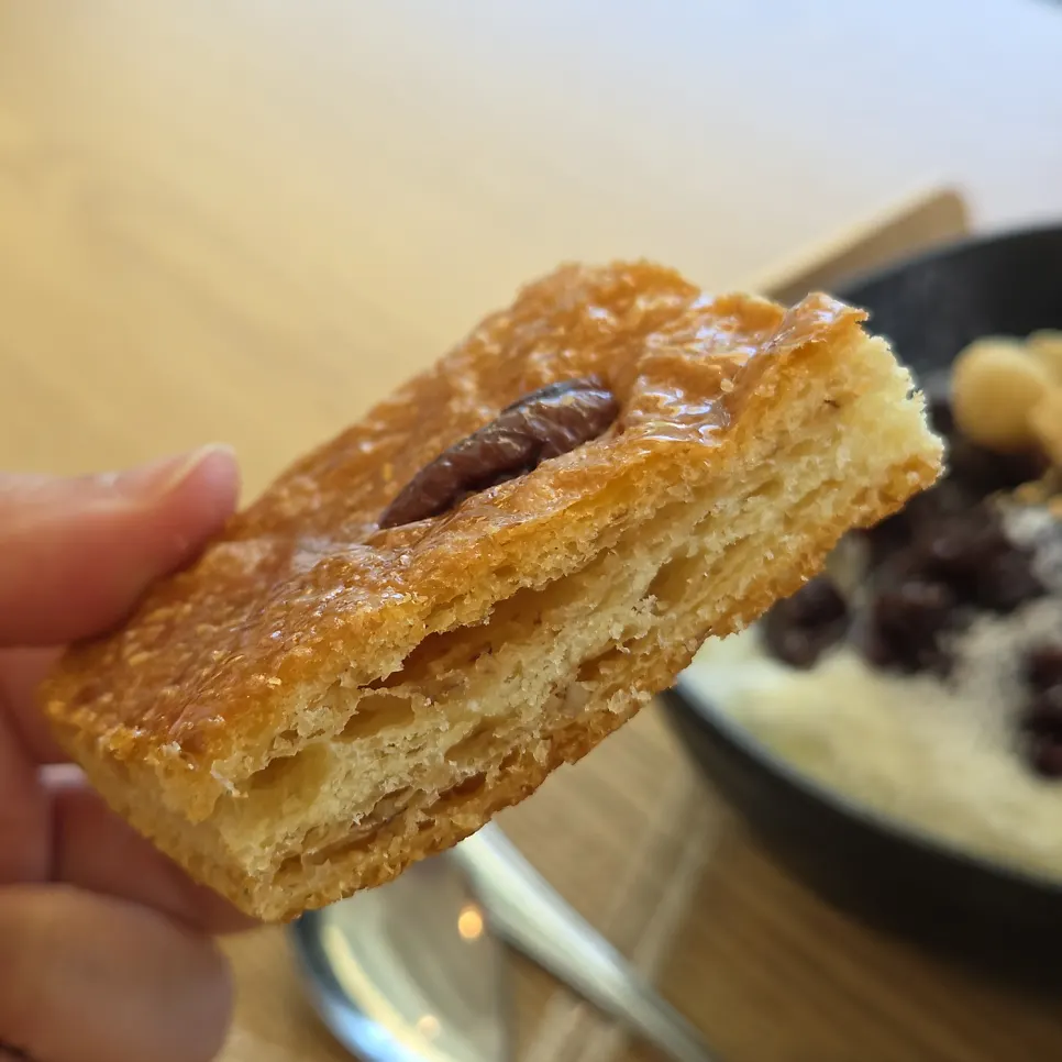 Cross-section of the thick, pie-style alligator pastry
