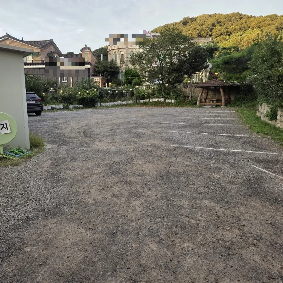 Flowerpot Cafe's spacious parking lot