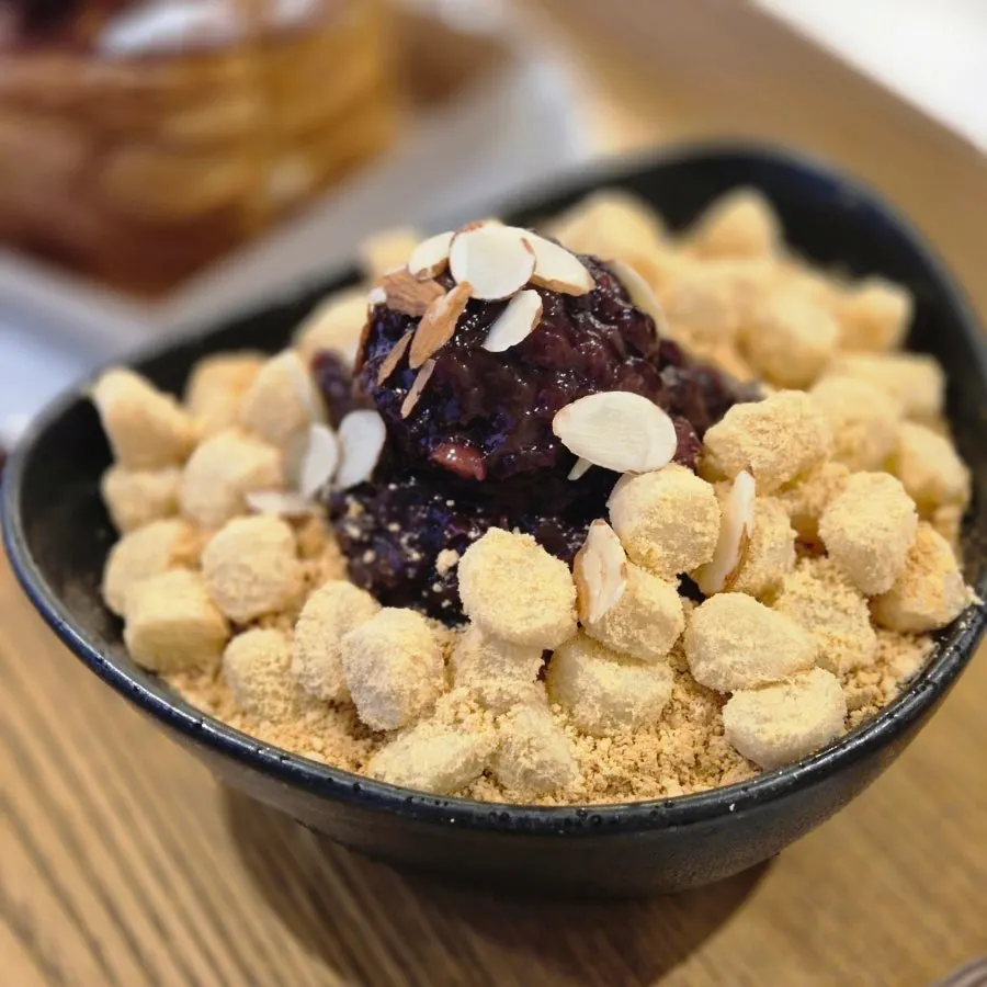 Table scene while eating injeolmi patbingsu