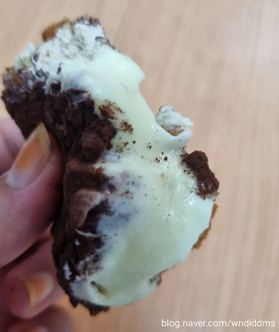 티라미 슈 잘린 단면과 치즈크림