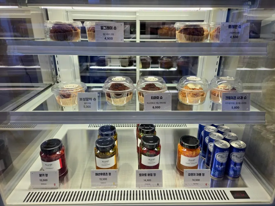 FLU:ET's fruit syrup and ade drink menu
