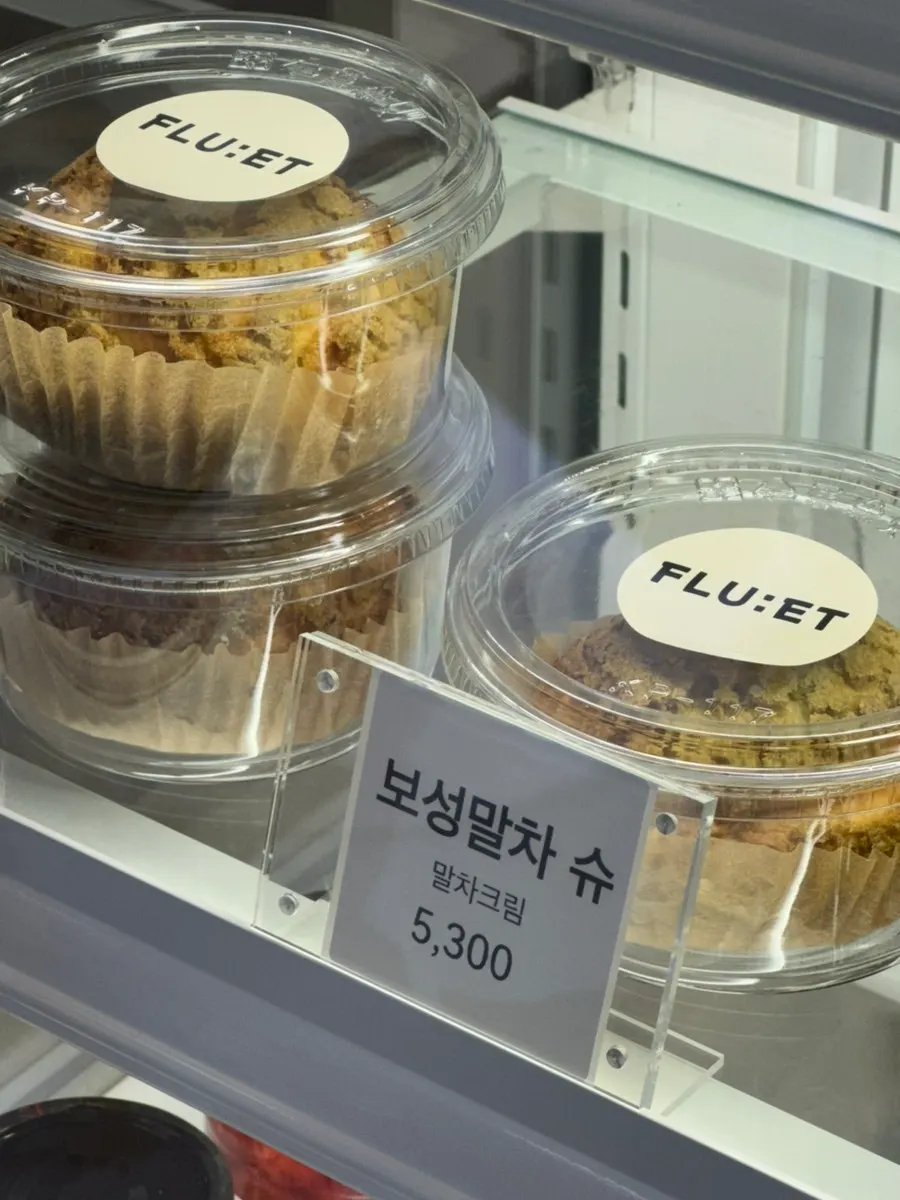테이블 하나가 놓인 테이크아웃 전문 매장 내부