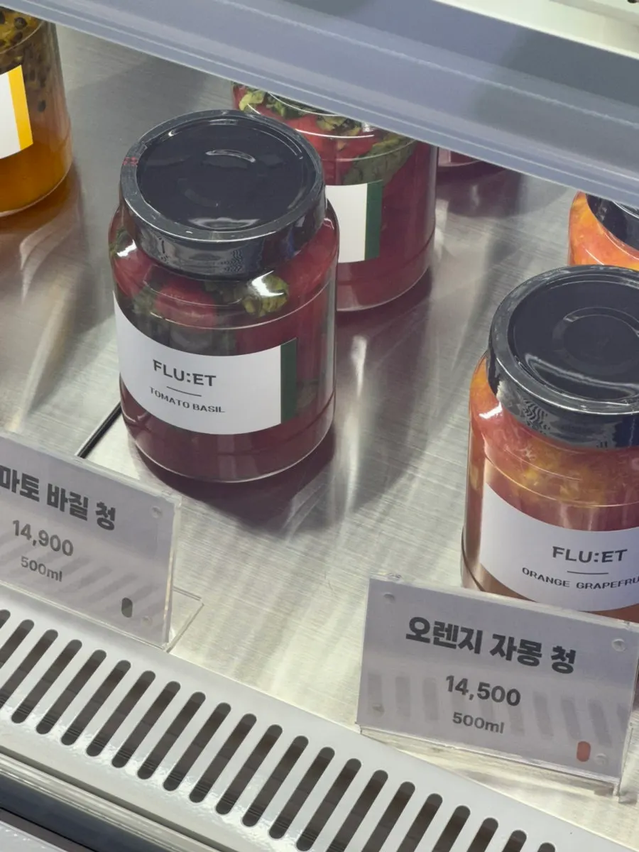 쇼케이스에 진열된 슈 디저트