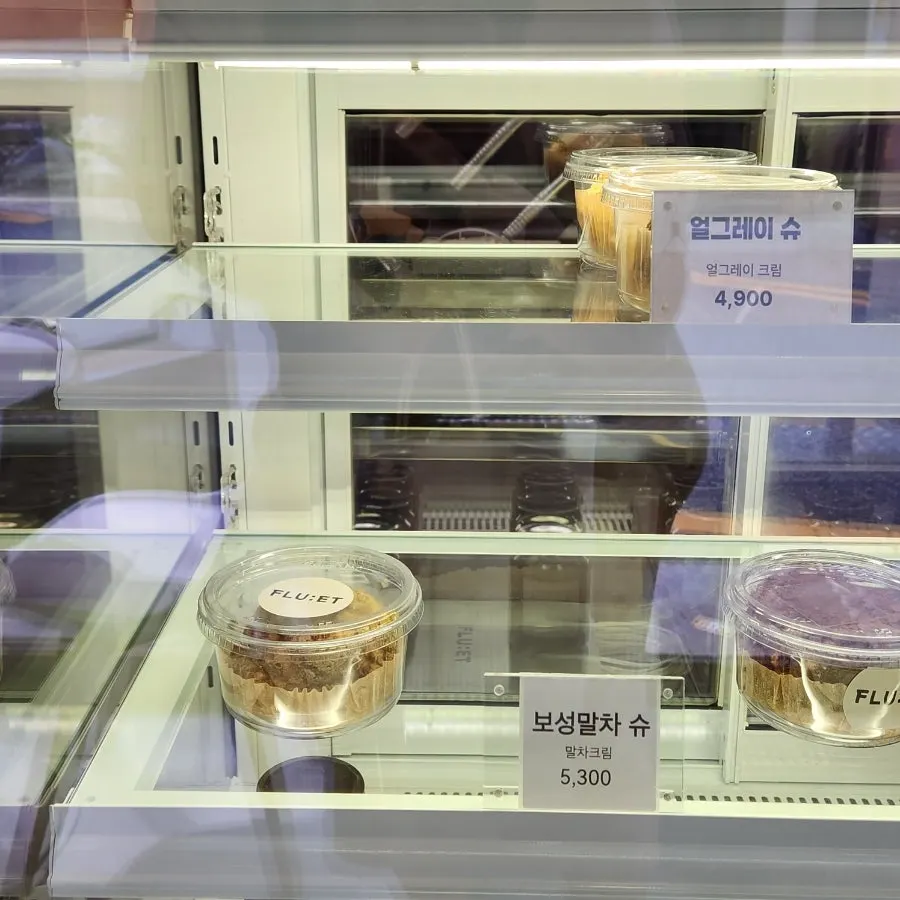 Five cream choux flavors on display