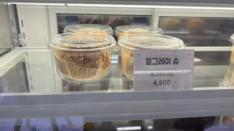 프루엣 진열장에 놓인 수제 슈