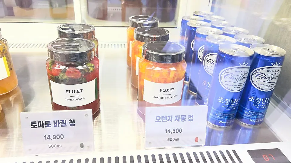프루엣 매장의 슈 디저트 진열대
