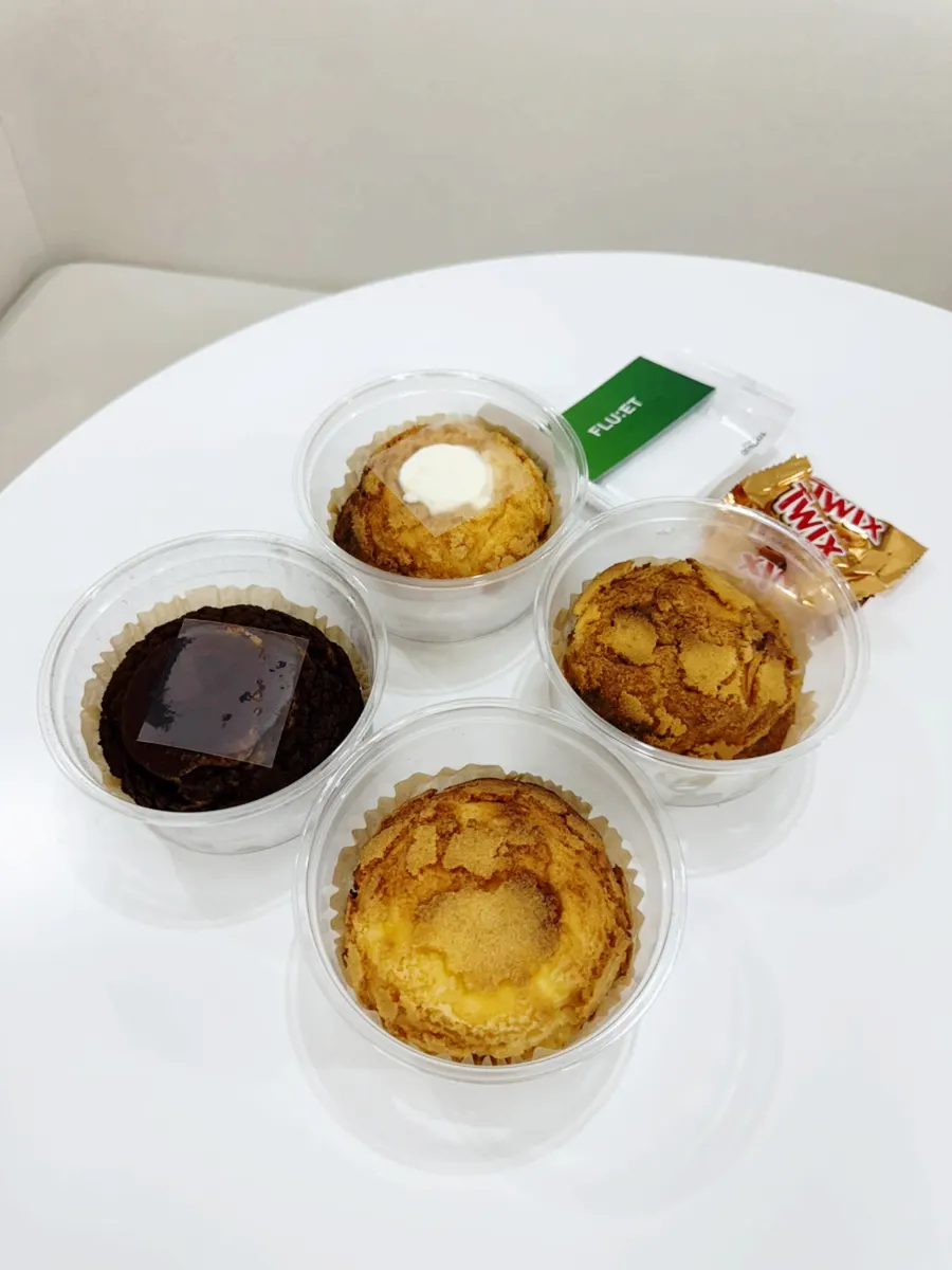 화이트 톤 외관의 프루엣 입구