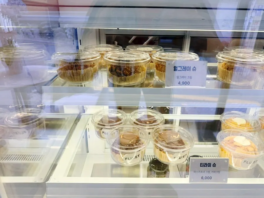 단정하게 진열된 프루엣 디저트