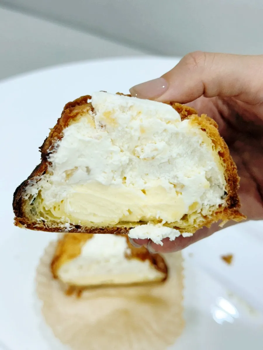 사과잼과 치즈케이크 크림이 보이는 슈 단면