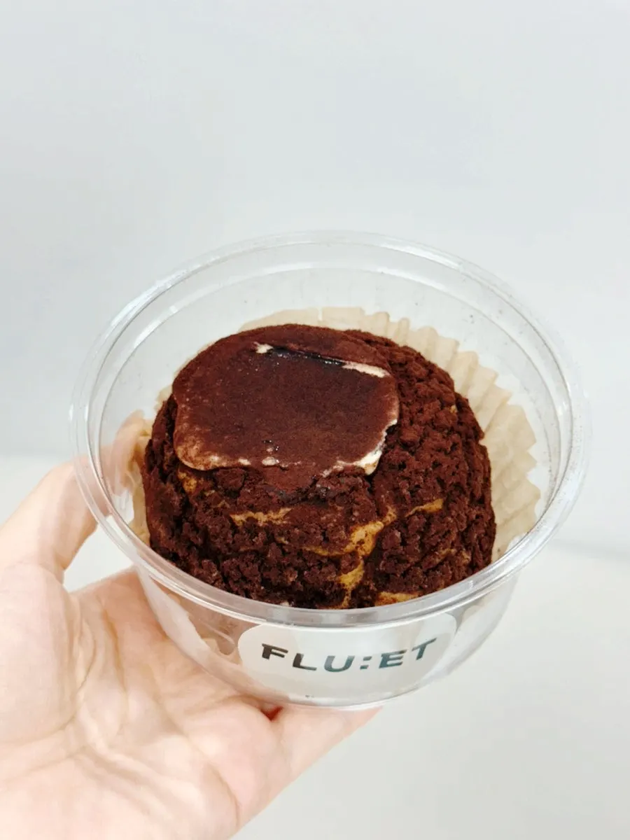 손에 든 크림치즈 사과 슈