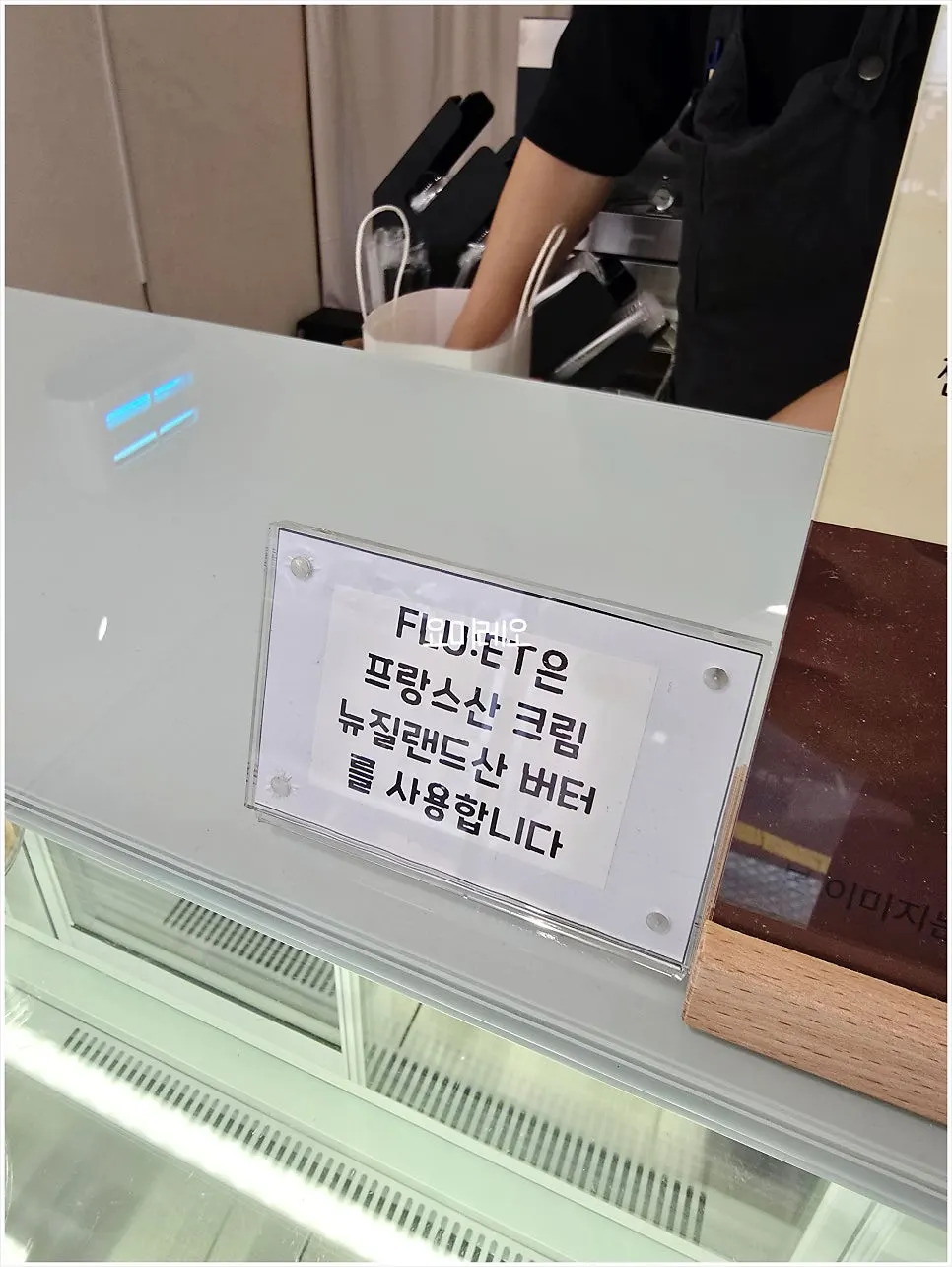 투명 원형 컵에 담긴 수제 슈가 진열된 유리 쇼케이스