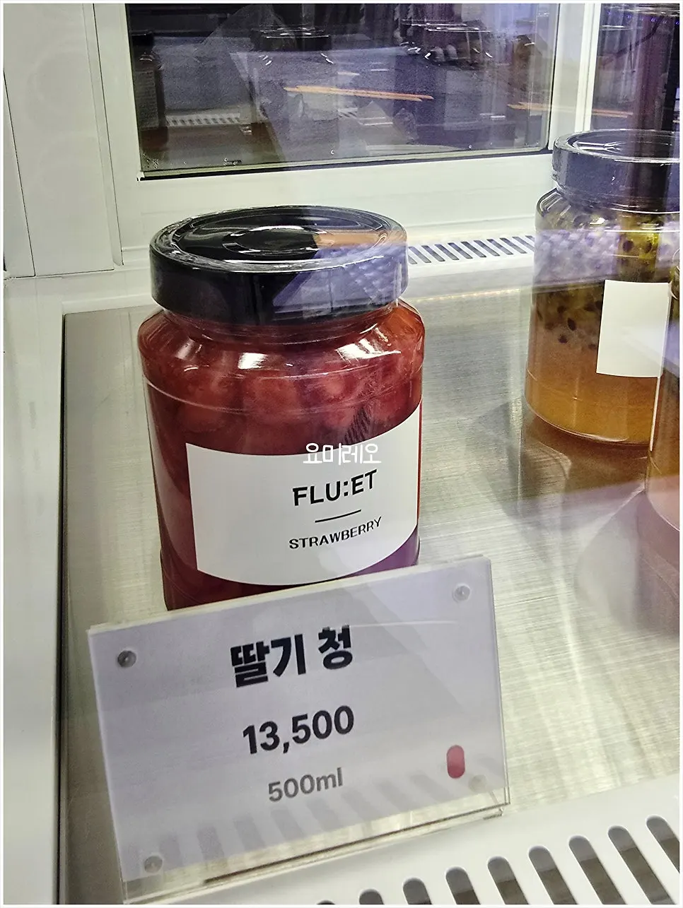 크라클랭 크럼블이 덮인 쿠키 슈 표면