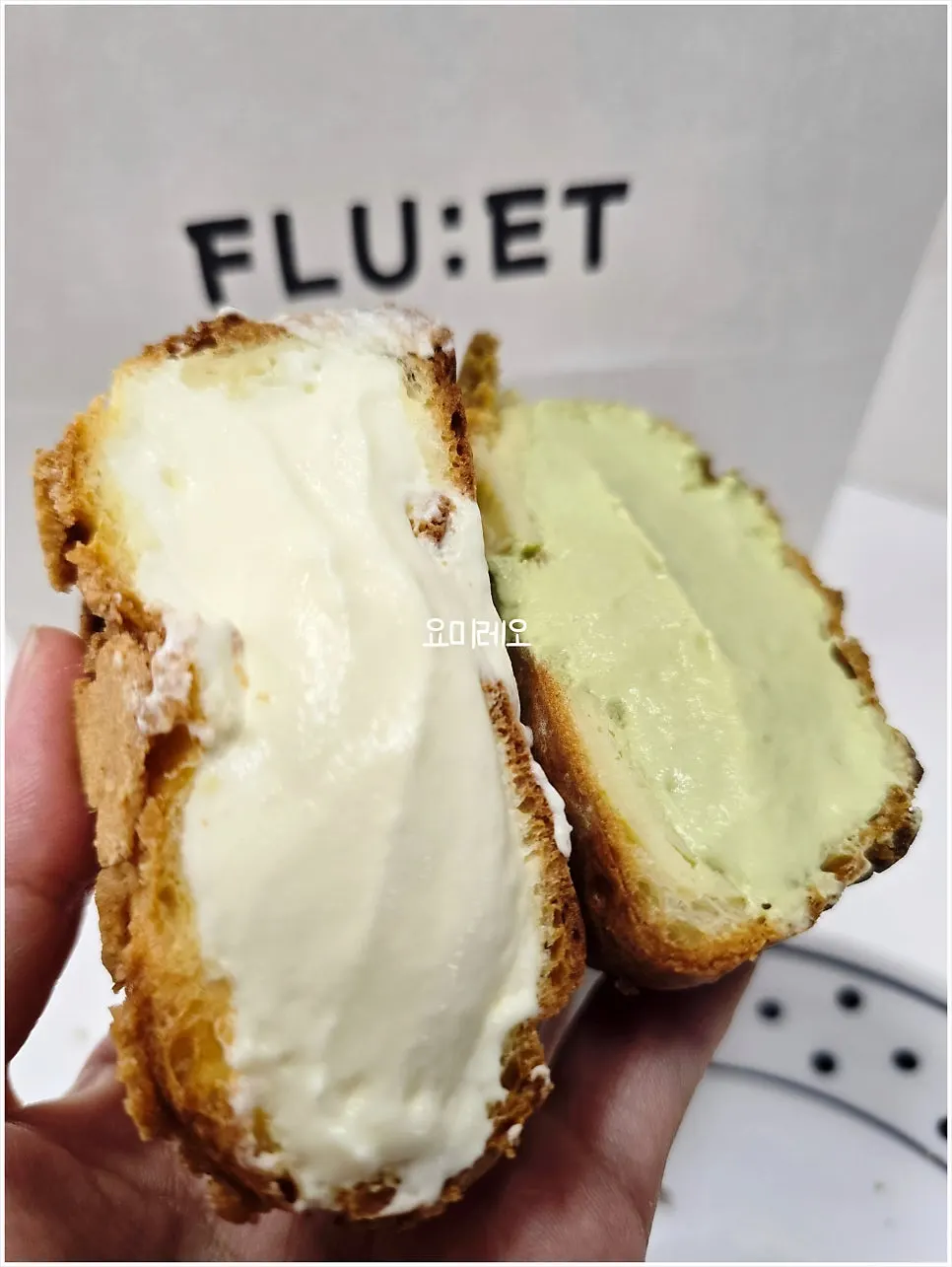 연두빛 말차 크림이 가득한 보성말차 슈 단면