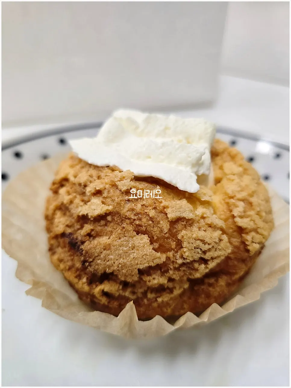 생크림을 도톰하게 올린 크림치즈 사과슈
