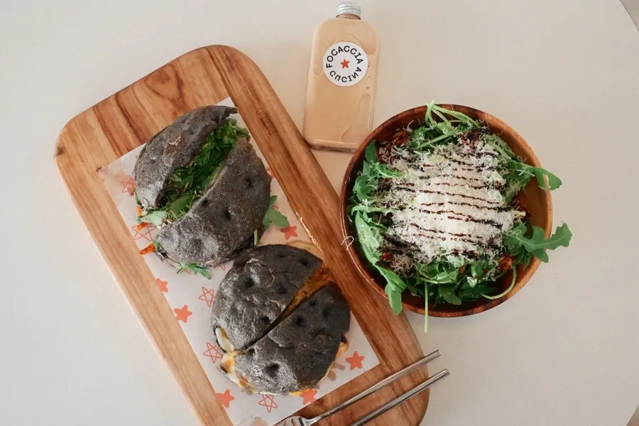 Pollo sandwich with chicken breast on squid ink bread