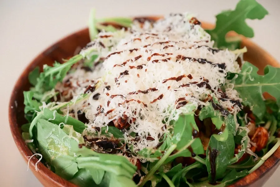 Granola salad with arugula and handmade nuts