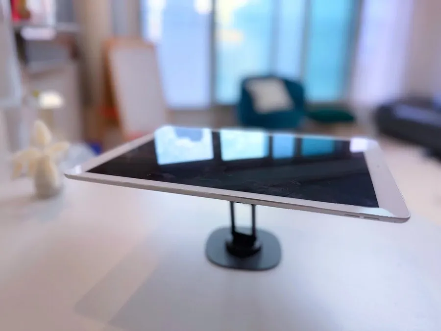 Bitinya MagSafe stand in use