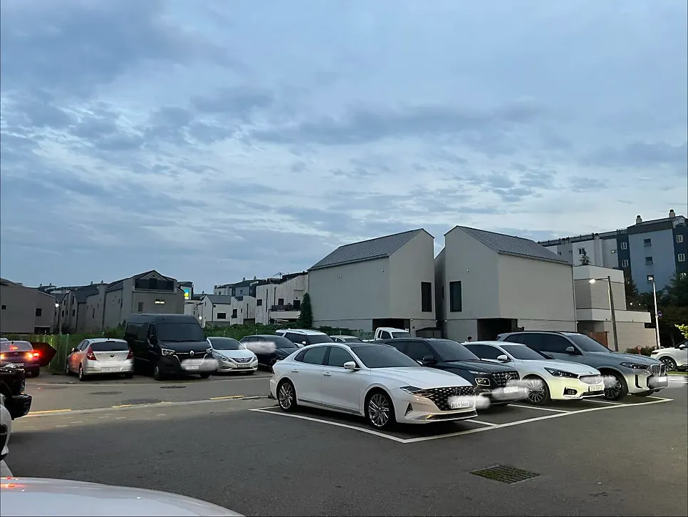 저녁 조명이 켜진 2층 FOLIA 간판 건물 외관