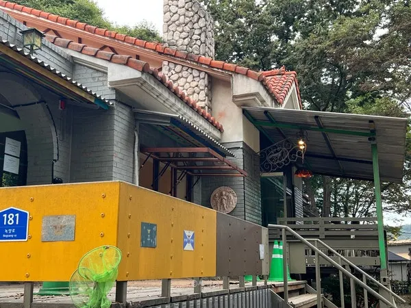 Exterior view of Forerest, a large café in Nogyang-dong, Uijeongbu