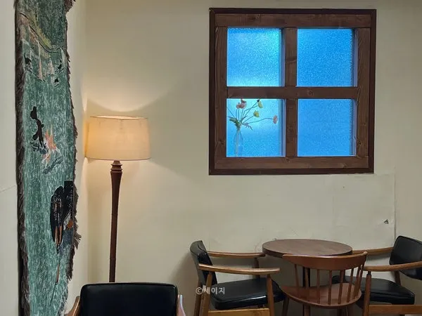 Another room with a cozier atmosphere