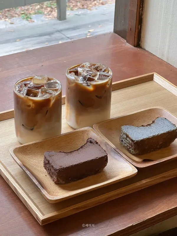 Two iced lattes and two slices of Basque cheesecake