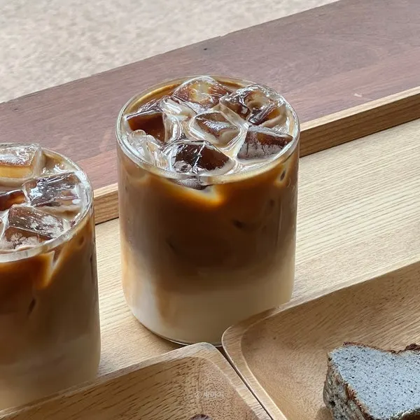Iced café latte generously filled with coffee
