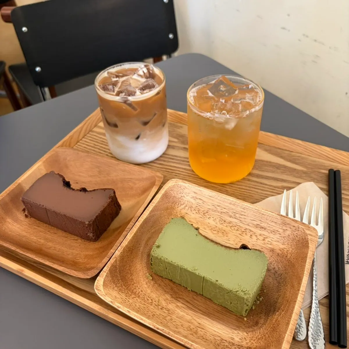 말차와 초콜렛 바스크치즈케이크, 음료 클로즈업