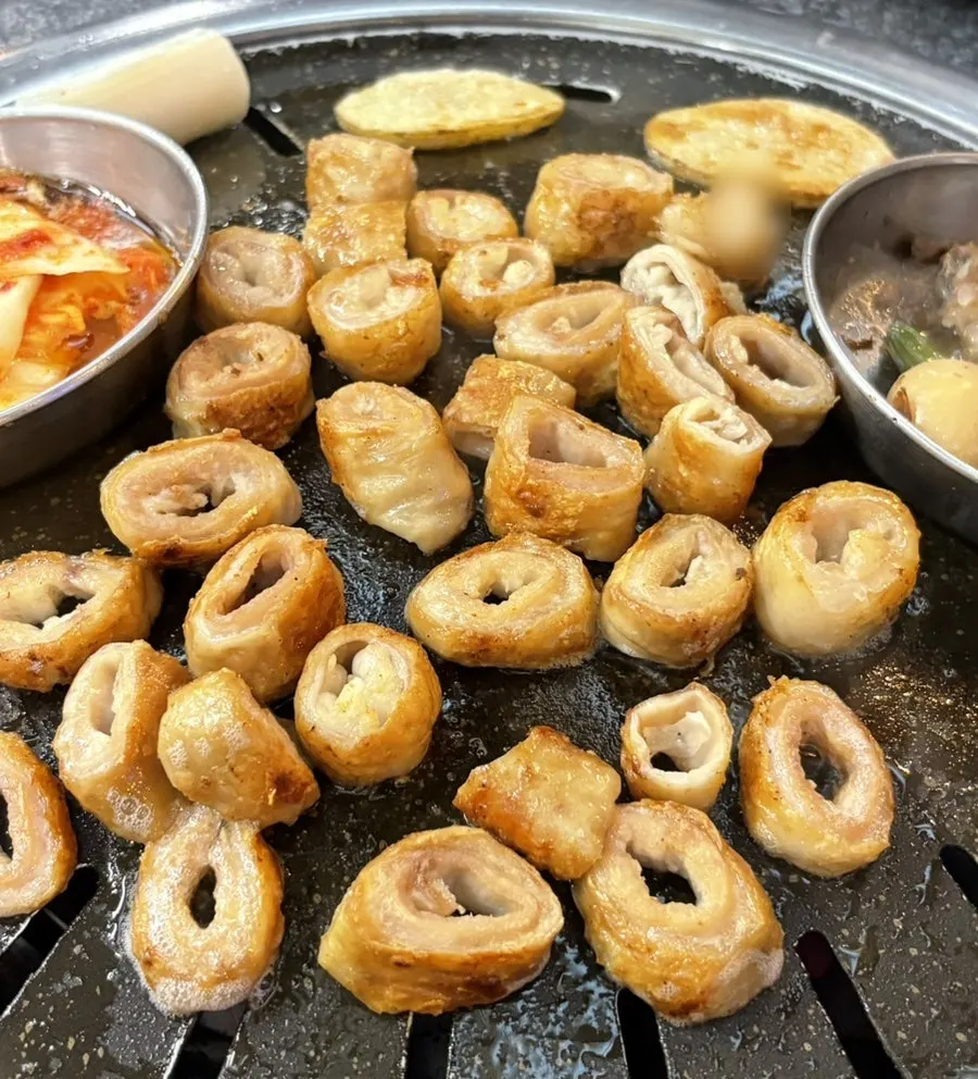 먹기 좋게 잘라 구운 이베리코 막창