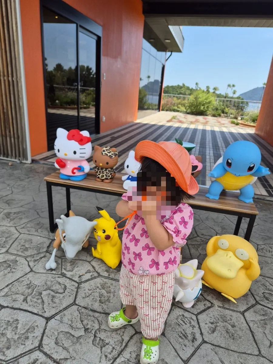 카페 창밖으로 보이는 서귀포 바다