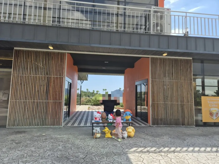 커피와 디저트를 두고 쉬어가는 카페 자리