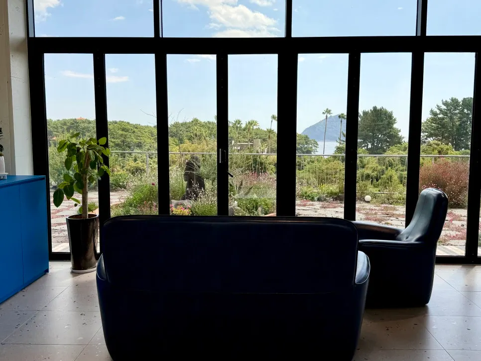 Wide open indoor seating at Forest Jeongbang