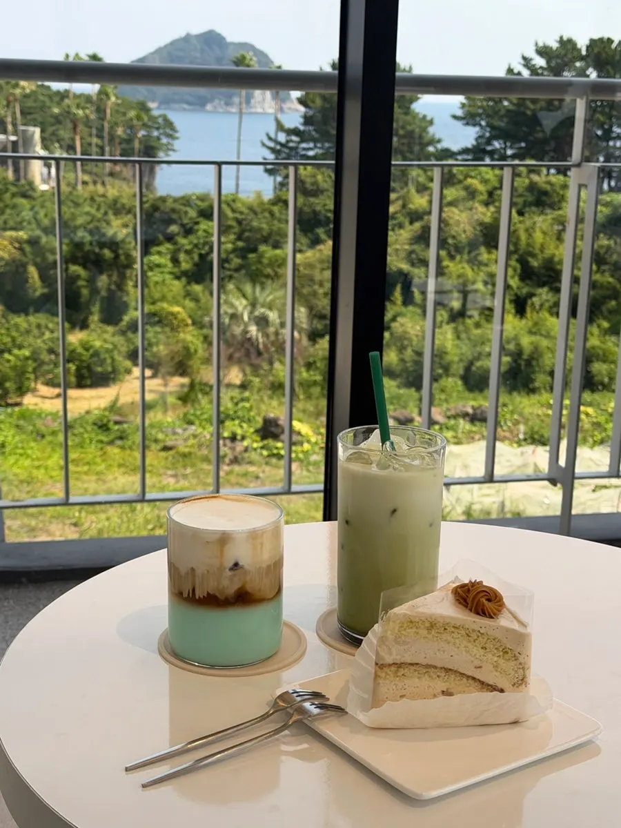 Udo peanut rice cake served with a drink