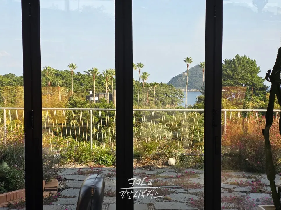 Sofa seats by the first-floor folding windows with the Seogwipo sea